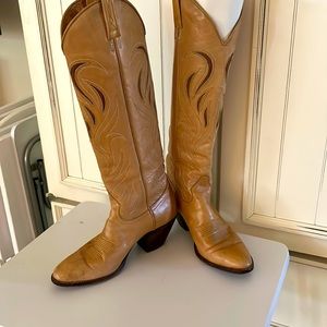 Gentle worn, VERY comfortable. 17”